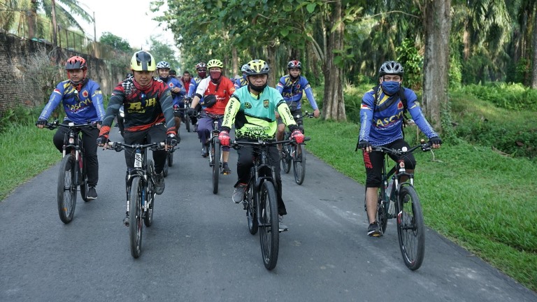 Bupati Asahan bersama beberapa Komunitas Sepeda Asahan bersepeda santai