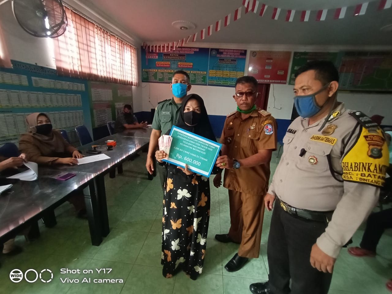Bhabinkamtibmas Polsek Batang Kuis Polresta Deli Serdang Monitor Penyaluran BLT-DD Tahap III