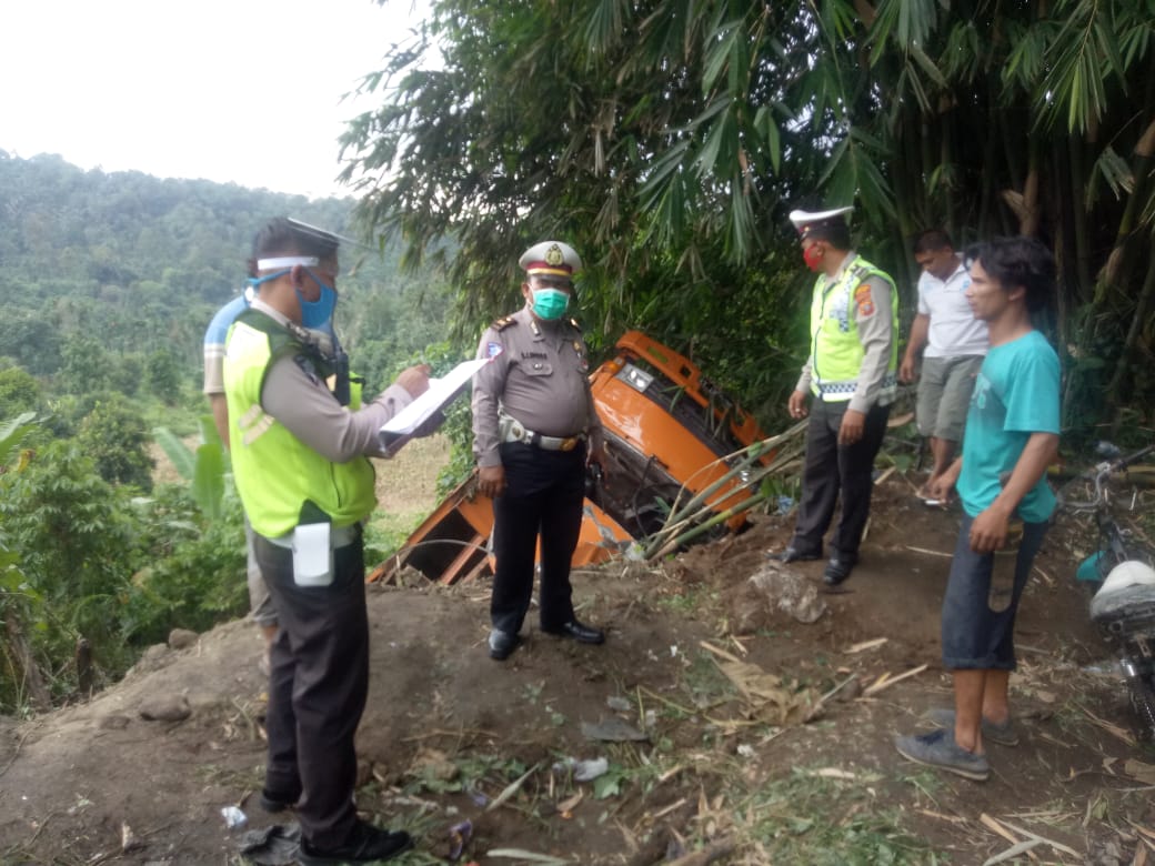 Diduga Rem Blong,Truk Bermuatan Besi Jembatan Tejungkal Kedalam Jurang di Sibolangit.