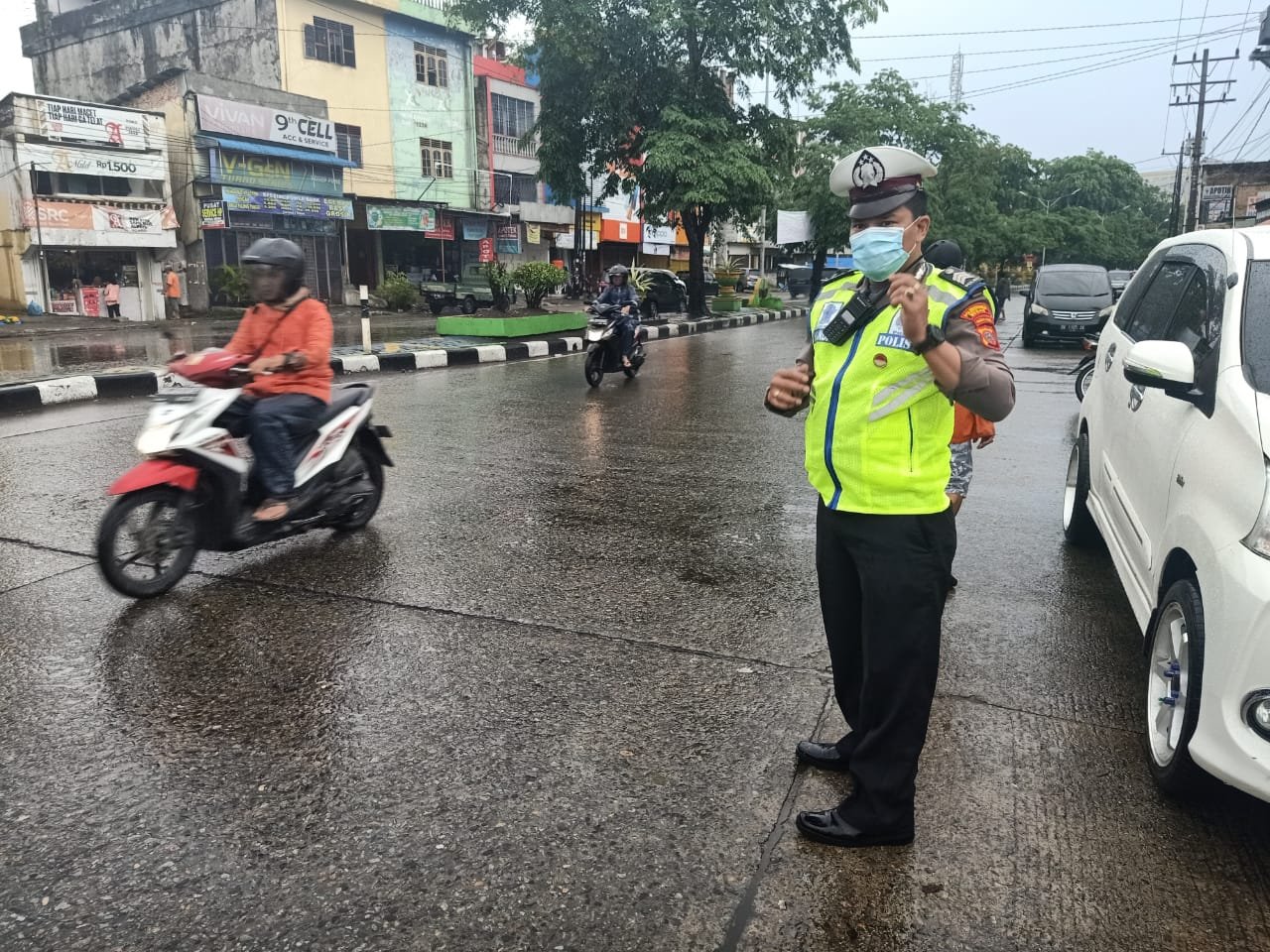 Hujan Tak Menyurutkan Niat Brigadir Juwanda Beri Pelayanan kepada Masyarakat