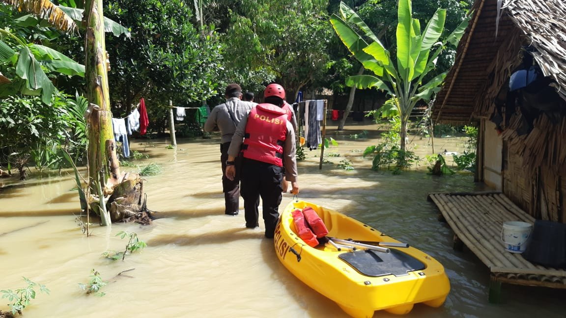 Sat Sabhara Polresta Deli Serdang Evakuasi Warga Terdampak Bencana Banjir