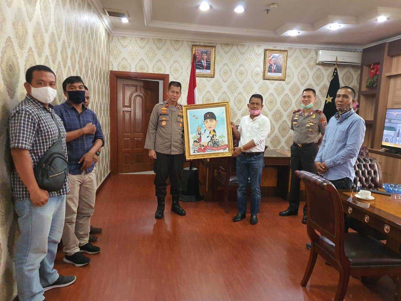 Apresiasi Kepada Brigjen Pol Mardiaz Khusin Dwihananto, Pewarta Polrestabes Medan Serahkan Cinderamata