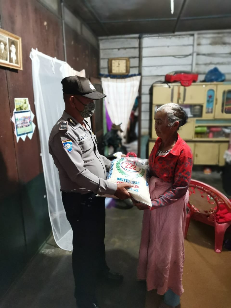 Polresta DS Senantiasa Hadir Di Tengah Masyarakat Terdampak Covid-19