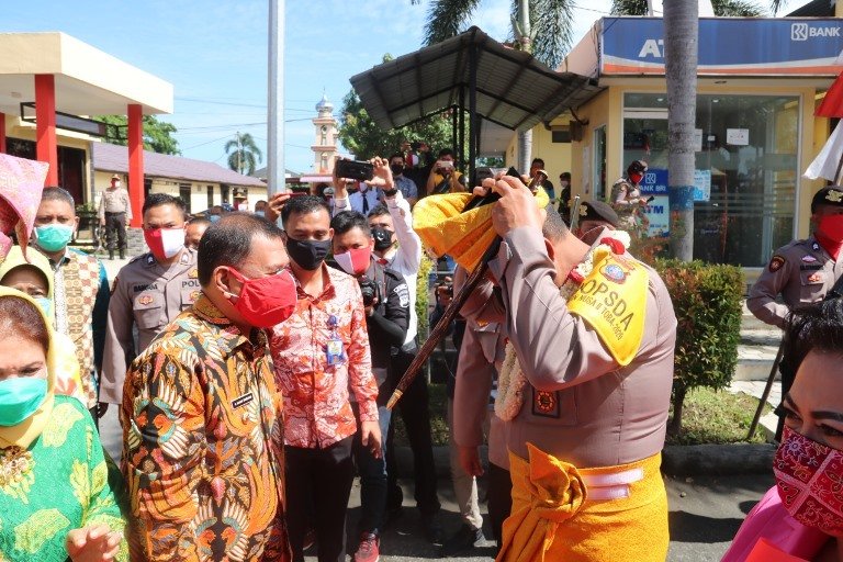 Kunker Ke Mapolresta Deli Serdang, Kapoldasu dan Ketua Bhayangkari Dipakaikan Kain Songket Adat Melayu