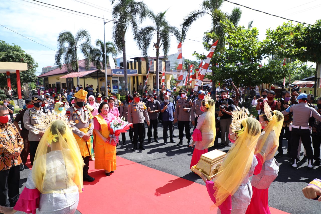 Kunker ke Deliserdang, Kapolda Sumut dan Ketua Bhayangkari Disambut Tarian Daerah