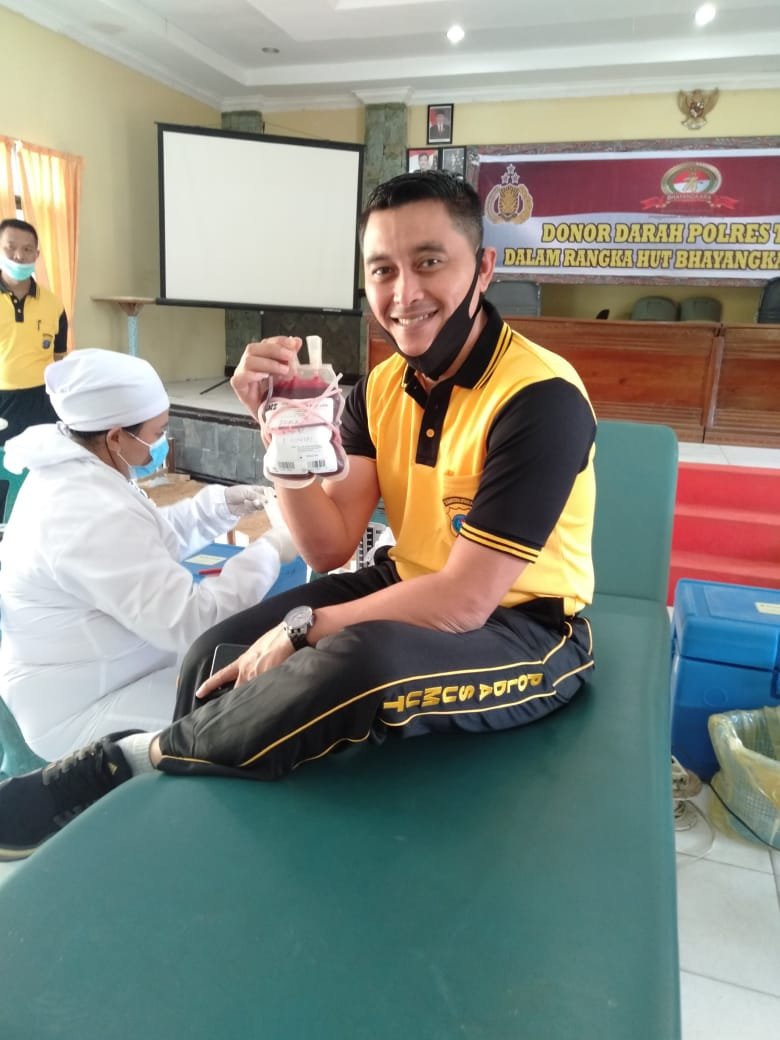 SAMBUT HUT BHAYANGKARA KE-74 POLRES TOBASA LAKSANAKAN DONOR DARAH