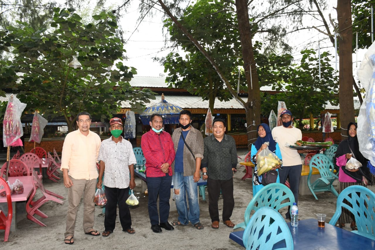 Peduli Pedagang Kecil, H. Darma Wijaya Borong Dagangan Asongan di Objek Wisata Bali Lestari