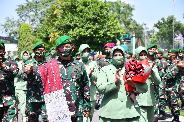 Prajurit dan PNS Kodam I/BB Sambut Pangdam Baru, Mayjen TNI Irwansyah Beserta Istri Disematkan Ulos