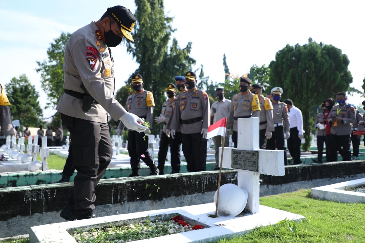 Peringati Hari Bhayangkara ke 74, Kapolda Sumut Ziarah ke Taman Makam Pahlawan