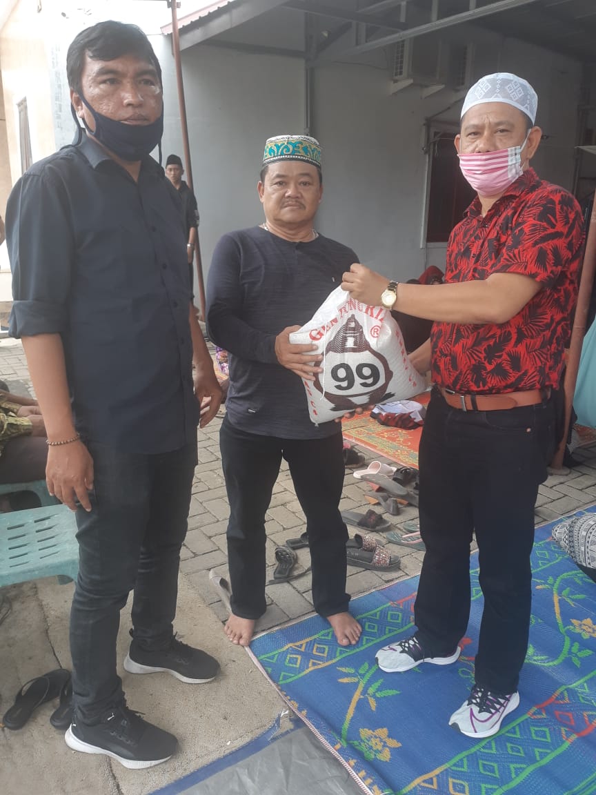 Turut Belasungkawa, Ketua Pewarta Polrestabes Medan Bagikan Bantuan Sembako kepada Keluarga Almarhumah SarifahÂ 