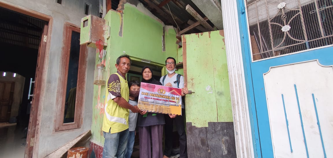 Jelang Hari Bhayangkara ke-74, Kabaharkam Polri Bedah Rumah Pasutri Warga Kurang Mampu