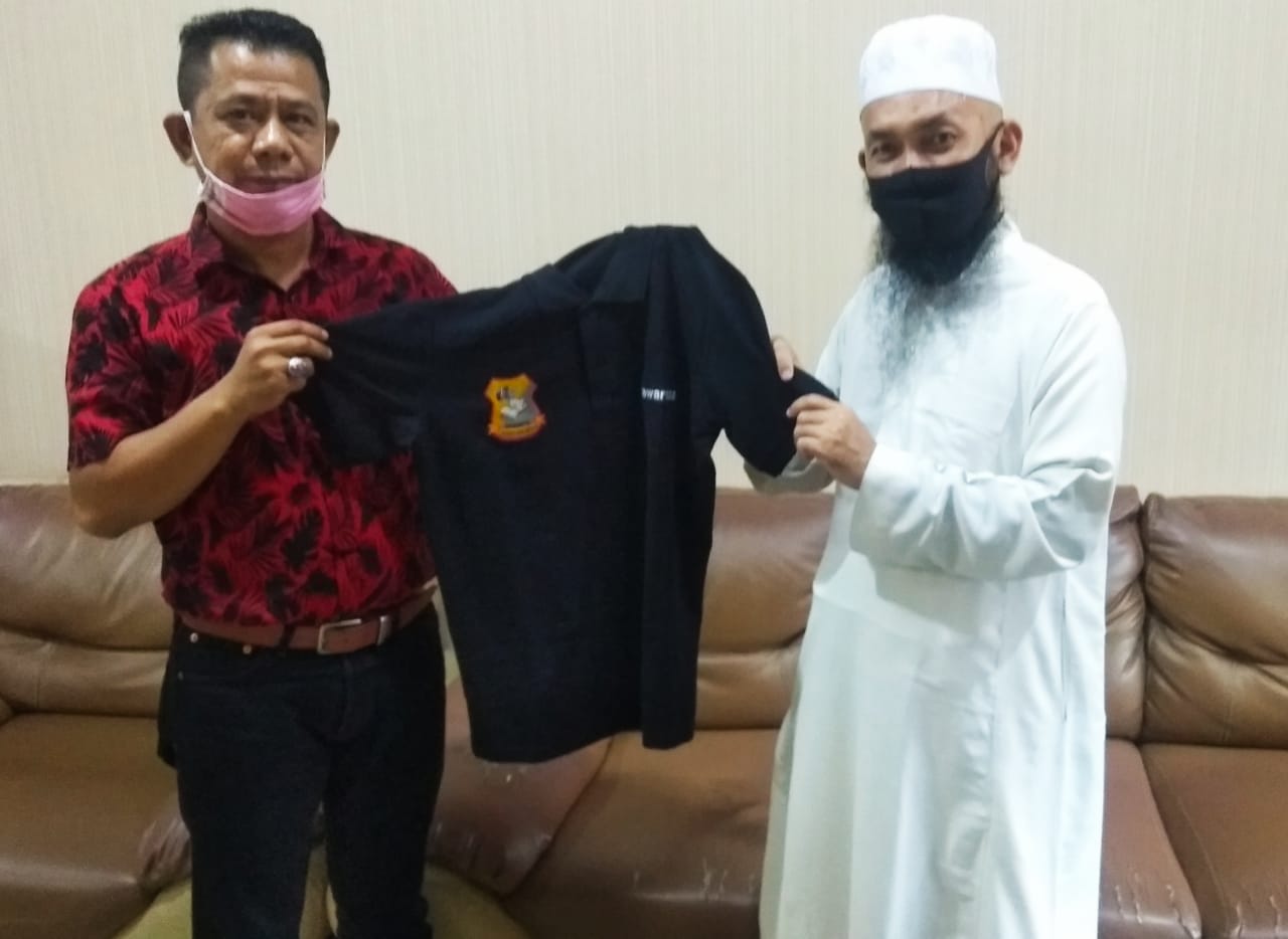 Ketua Pewarta Polrestabes Medan Bagikan Baju Kaos Kepada Ustaz H Zulfan NababanÂ 