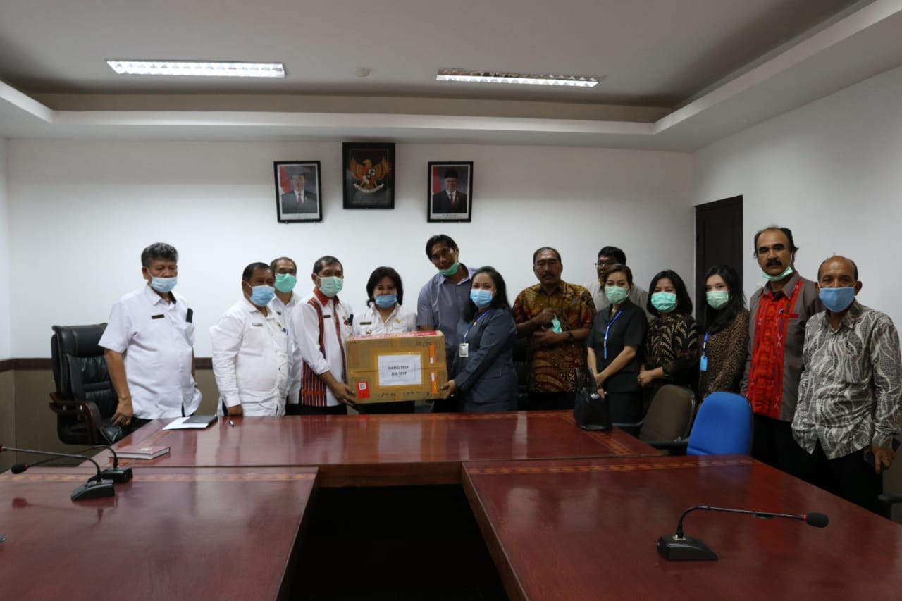 Komisi A DPRD Serahkan Bantuan Rapid Test dari Rektor USU ke Pemkab Karo