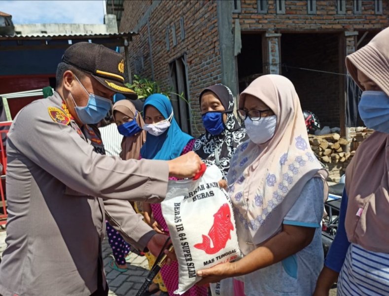 Kapolresta Deliserdang Bagikan Sembako Kepada Korban Banjir