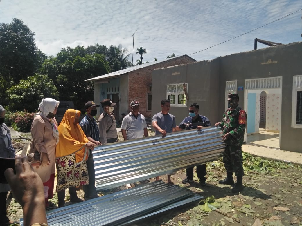 Muspika Batang Kuis Beri Bantuan Material Warga