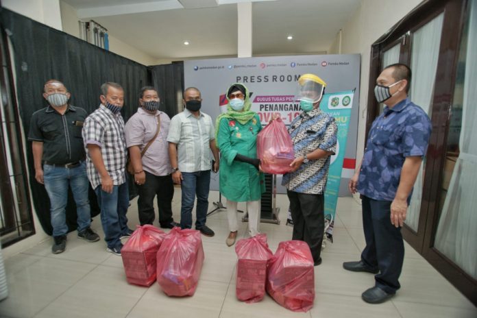 Pemko Medan Salurkan Bantuan Kepada Wartawan Terdampak Covid-19