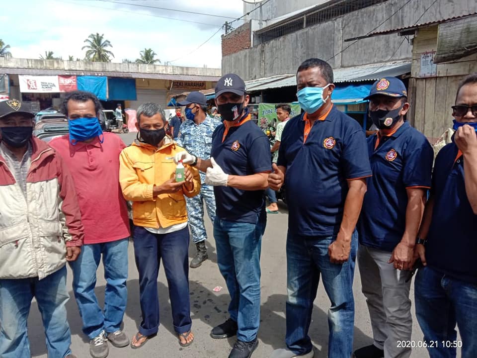 Road Show Karang Taruna Hari Kedua Bagi Masker di Pasar Dairi