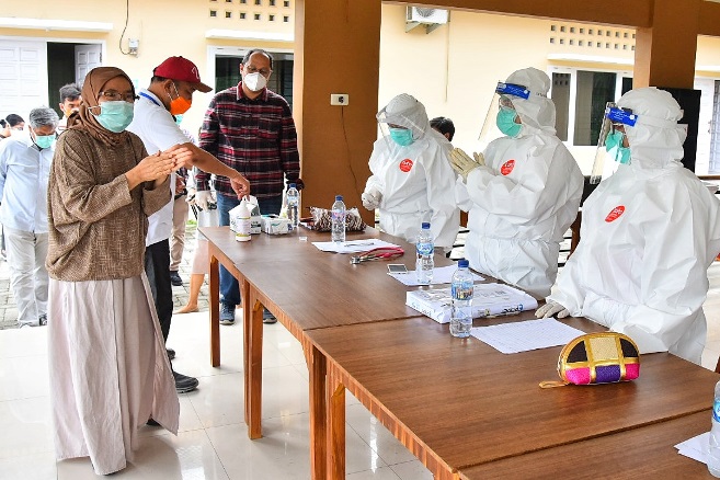 Pastikan Dapat Pelayanan yang Layak, Sekdaprov Sabrina Tinjau Kedatangan TKI dari Malaysia