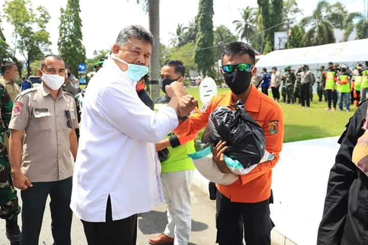 Wako Solok Serahkan 193 Paket Sembako