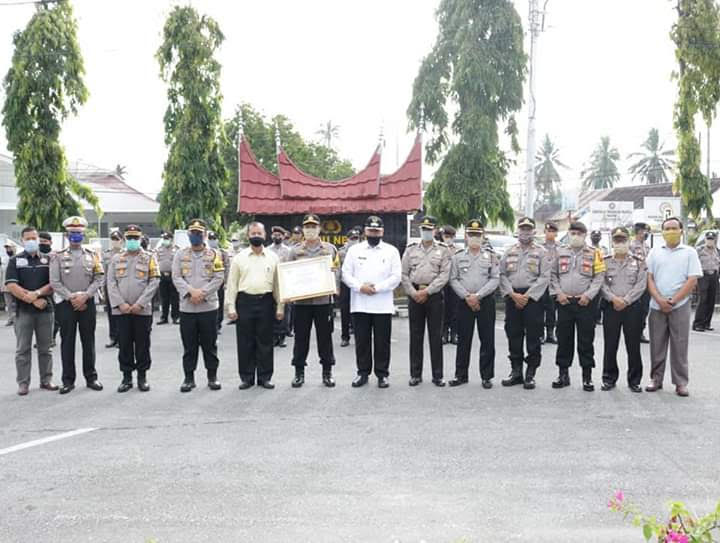 Wako Solok Serahkan Penghargaan Kepada Kapolres Solok Kota