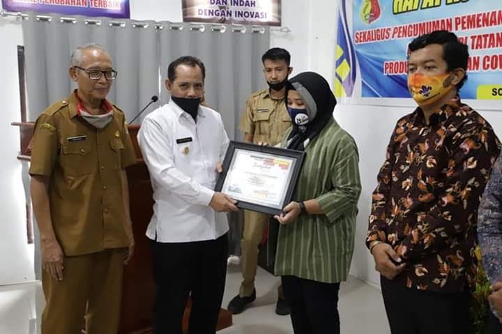 Wawako Solok Serahkan Hadiah Pemenang Kompetisi Inovasi Menghadapi Tatanan Normal Baru