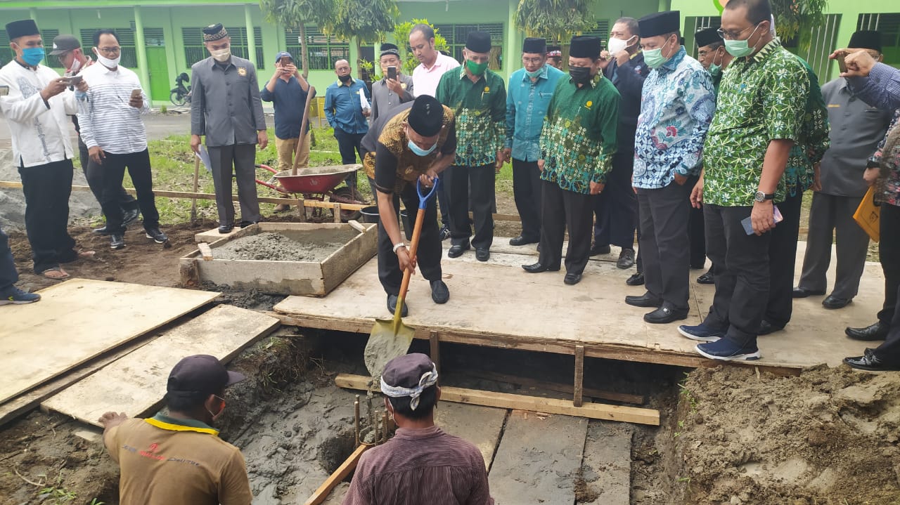 Bupati Langkat Meletakan Batu Pertama Pembangunan Pospen Muhamadiyah