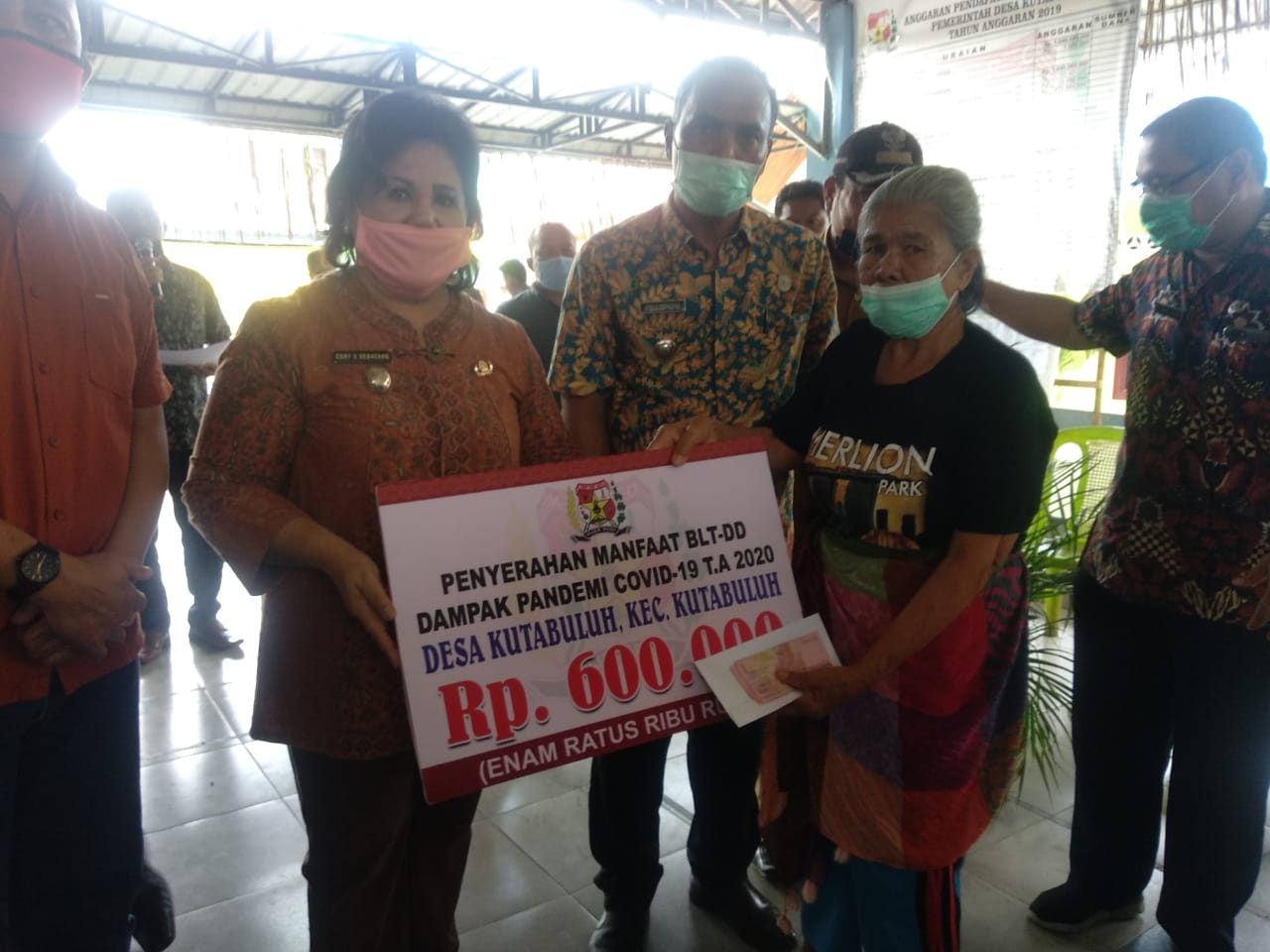 Wakil Bupati Karo salurkan BLT dana Desa kepada masyarakat Desa Kuta Buluh