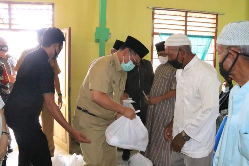 Akhyar Salurkan Bantuan Zakat di Belawan