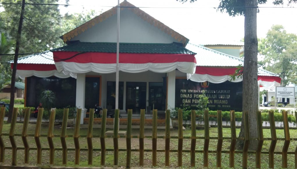 Anggota DPRD Langkat Lucky Saputra Minta Dinas PUPR Perbaiki Jalan Hangtuah