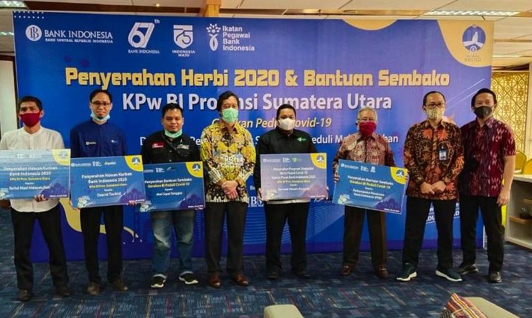 Bank Indonesia Sumut Serahkan 15 Hewan Kurban dan Bantuan Sembako