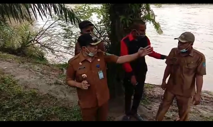 Bupati Zahir Tinjau Perbaikan Tanggul Sungai Dengan Ampibi