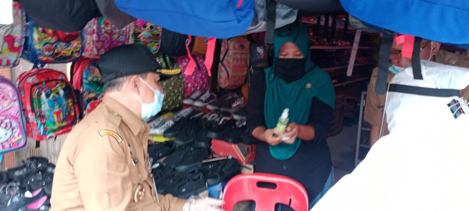 Bupati Zahir Tinjau Rapid Test Warga di Medang Deras