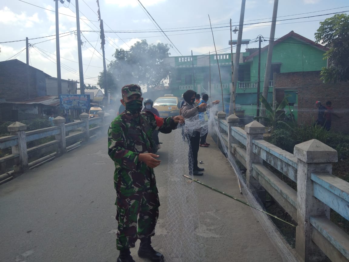 DESA TEMBUNG DAN KELURAHAN KENANGAN LAKUKAN GOTONG ROYONG MASSAL.