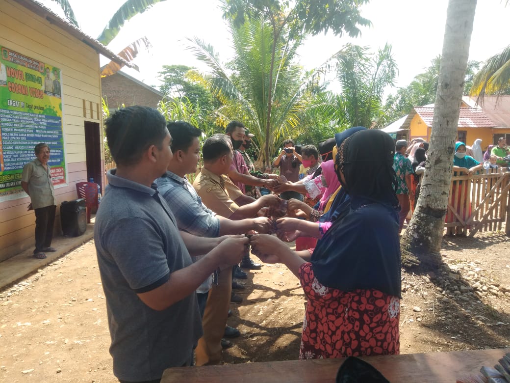 Pemdes Sibuhuan Julu Salurkan BLT-DD Tahap III ke Warga