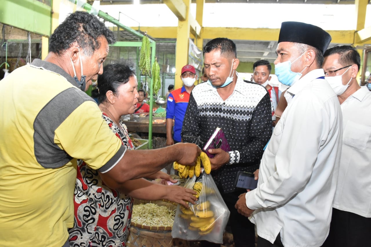 Kunjungi Pajak Baru Perbaungan, H Darma Wijaya Dapat Buah Tangan Dari Pedagang