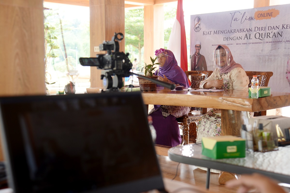 Jadi Narasumber Taâ€™lim Online Nawal Ceritakan Perjalanan Hidup Mendampingi Sang Gubernur