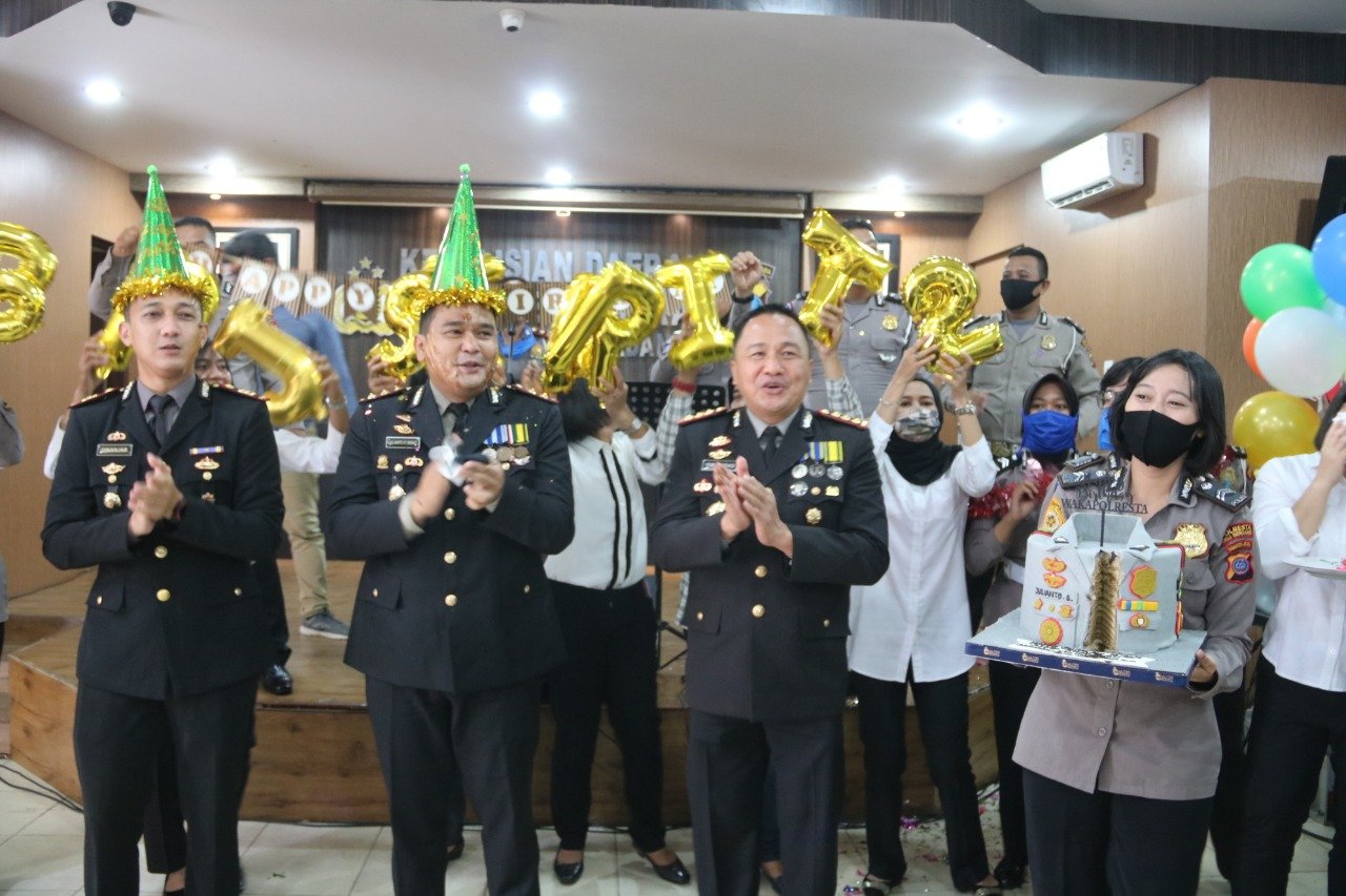 Kapolresta Deli Serdang berikan kejutan kepada Wakapolresta Di Hari Hut Bhayangkara ke â€“ 74