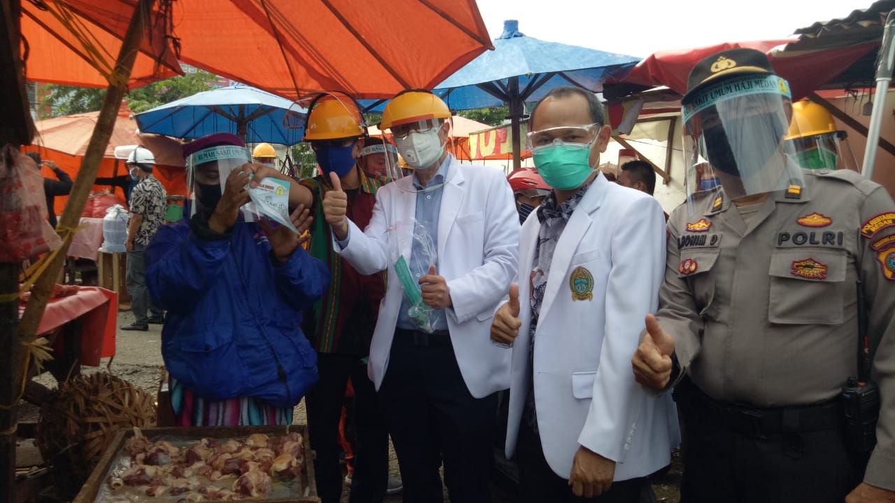 RSU Haji Bagi-Bagi Masker ,Handsanitizer,Face Shield Ke Pedagang Pasar Aksara