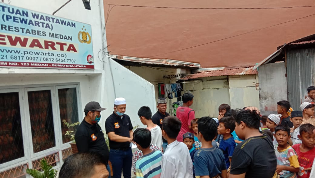 Jumat Barokah, Ketua Pewarta Polrestabes Medan Santuni 100 Anak YatimÂ 