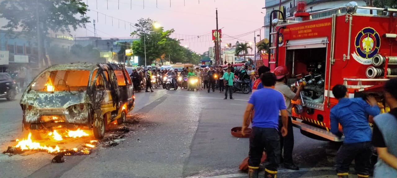 Angkot Terbakar di Depan Tugu SM Raja Medan, Penumpang Berhamburan
