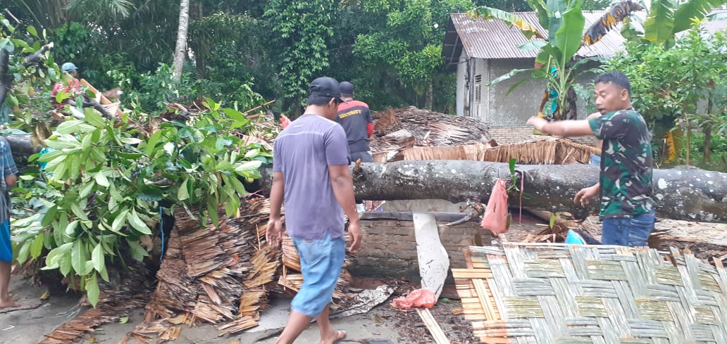 Hujan Disertai Angin Kencang Terbangkan Atap Rumah di Deli Serdang