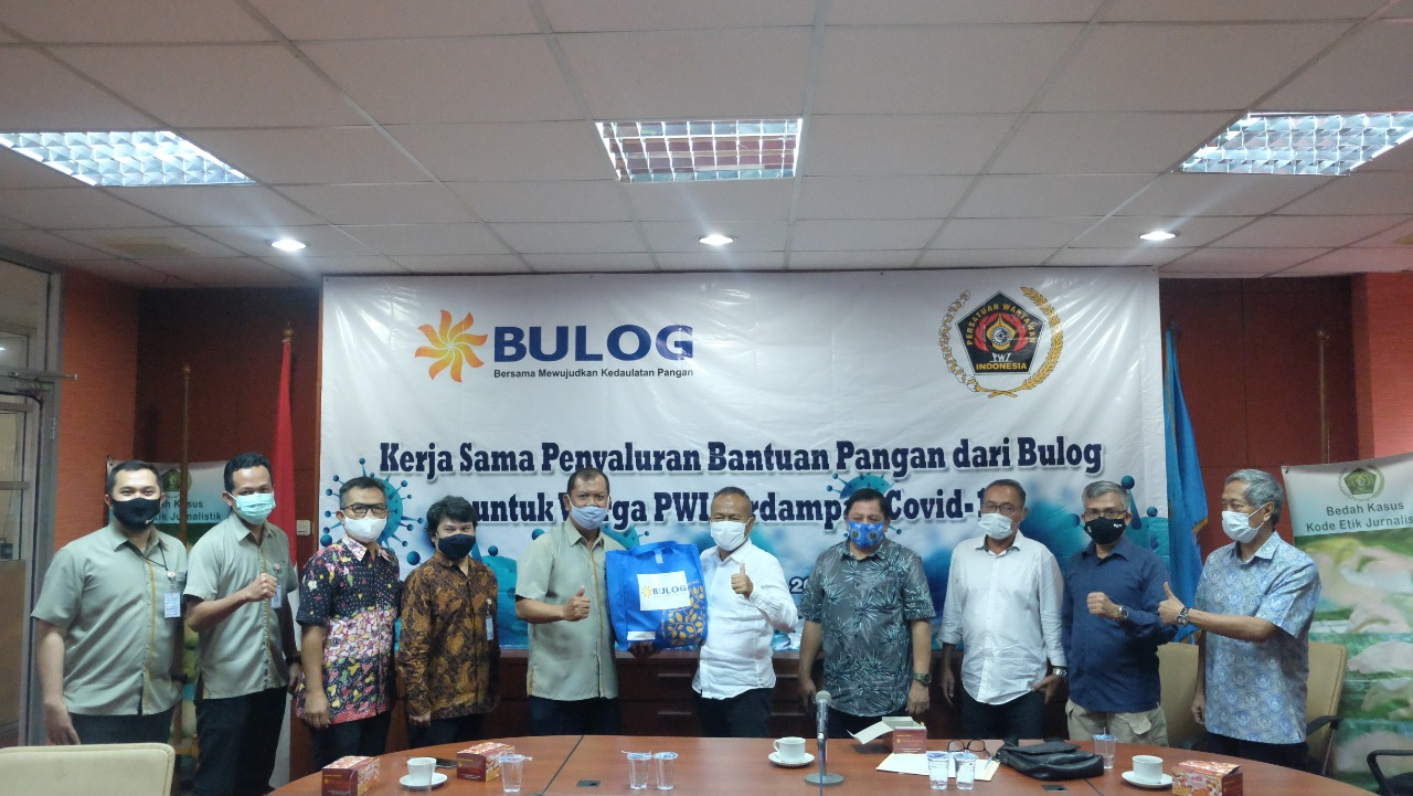 Bulog Gandeng PWI Peduli Salurkan Bantuan Pangan Dampak Covid-19