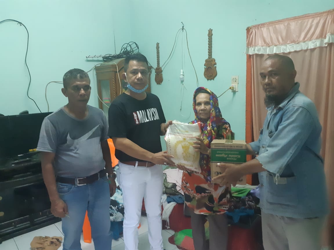 Ketua Pewarta Polrestabes Medan Santuni dan Bagikan Sembako Kepada Keluarga Armarhum Sahat