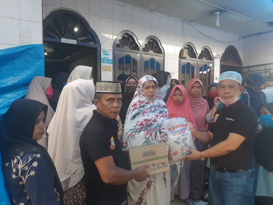 Ketua Pewarta Berikan Santunan dan Sembako KepadaÂ Keluarga AlmarhumÂ  Ade Arhamsyah