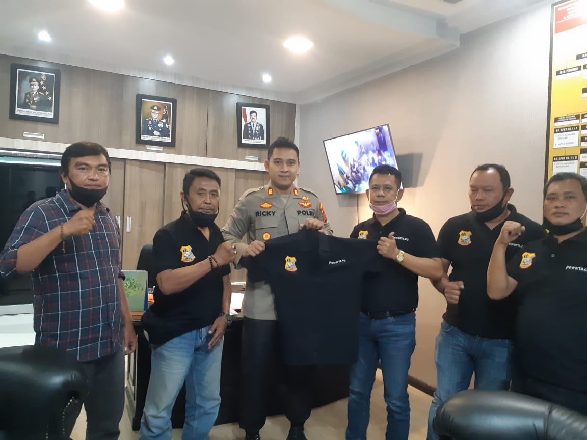 Ketua Pewarta Serahkan Baju Kaos Kapolsek Percut Sei Tuan Siap Emban Amanah