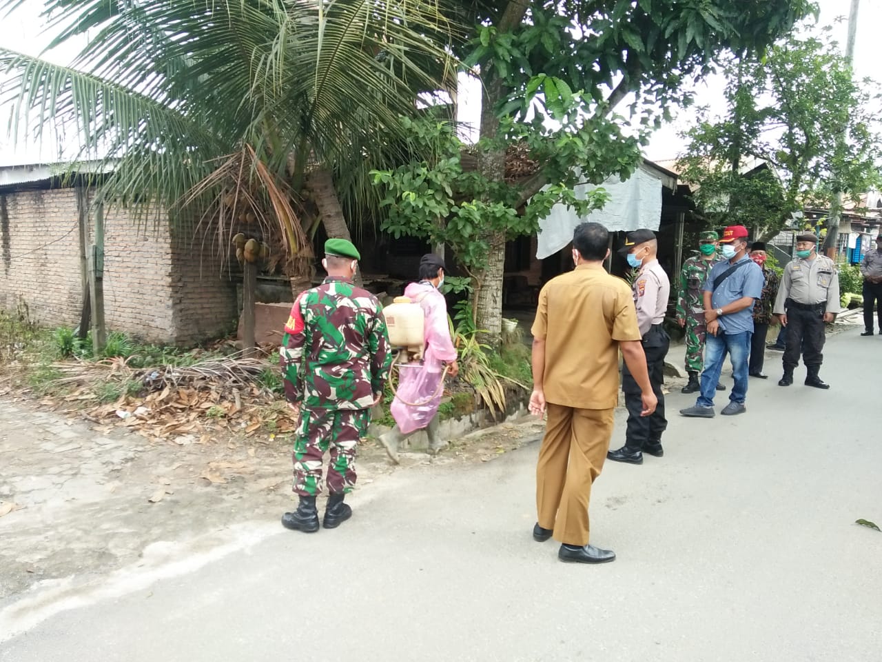Merata, Tiga Pilar Kecamatan Galang Blusukan Semprot Disinfektan