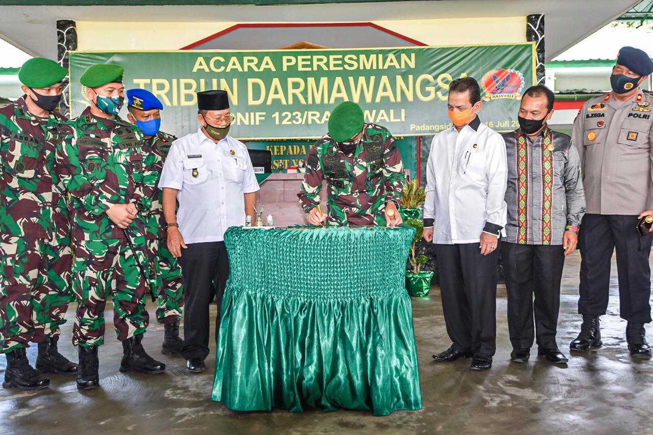 Kolonel Fabriel Resmikan Tribun Darmawangsa Yonif 123/RW