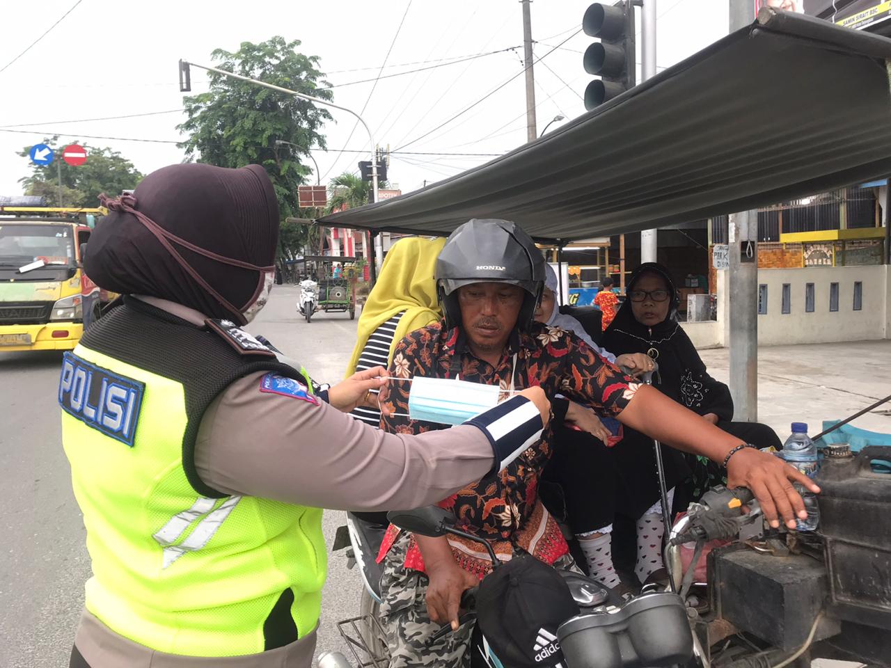 Perduli Virus Covid-19, Polres Tanjung Balai Bagikan 100 Masker Kepada Warga