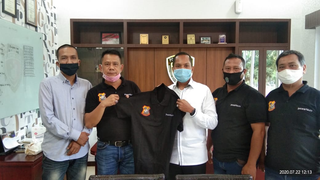 Ketua Pewarta Serahkan Baju Kaos kepada Kompol Wira Prayatna, Laporkan Bila Ada Temuan Untuk OTT
