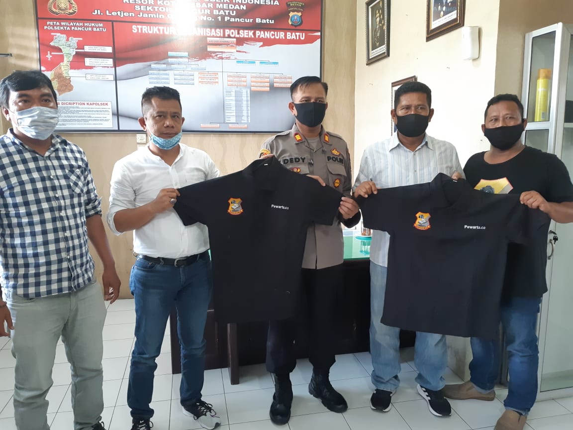 Terima Baju Kaos Pewarta, Kapolsek Pancur Batu : Pewarta Semakin Sukses